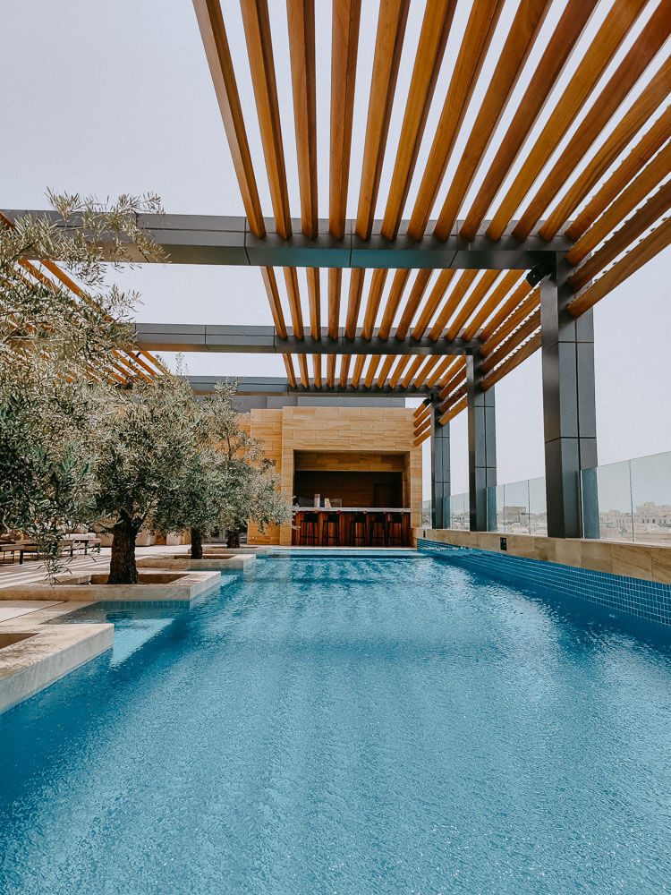 architektura fotografie luxusního bazénu
