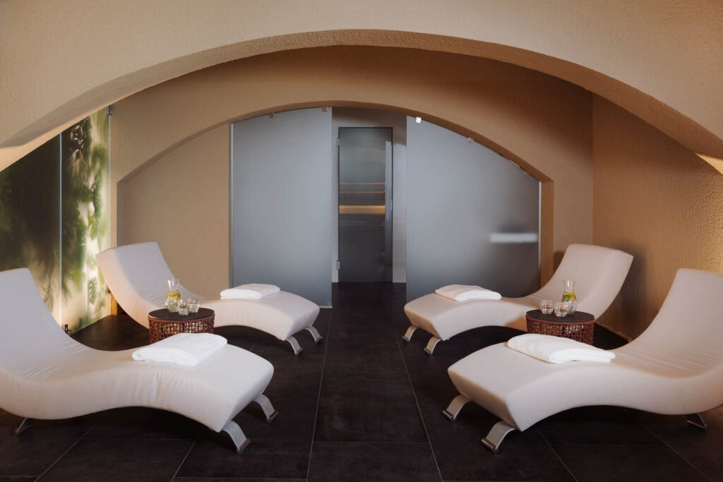 Moderní interiér wellness s elegantními lehátky.