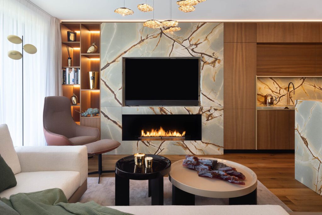 Luxusní moderní interiér obývacího pokoje s mramorovým krbem, bílou pohovkou a designovým osvětlením.