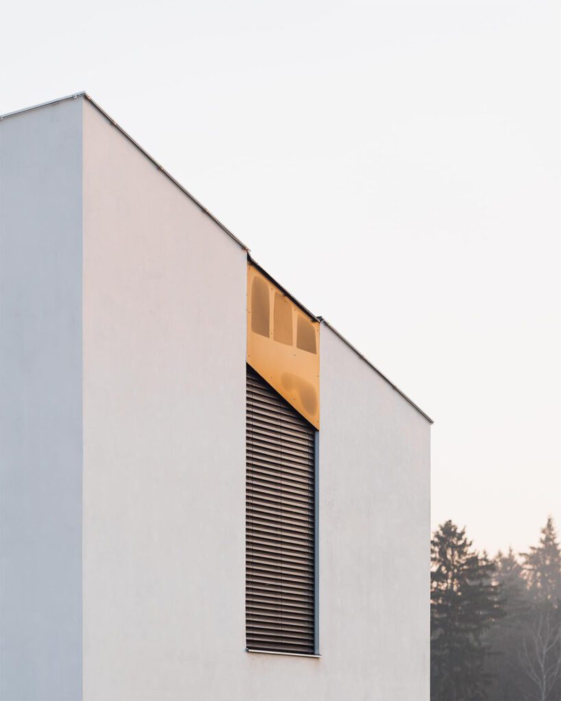 Detail fasády moderní nemovitosti, venkovní žaluzie.