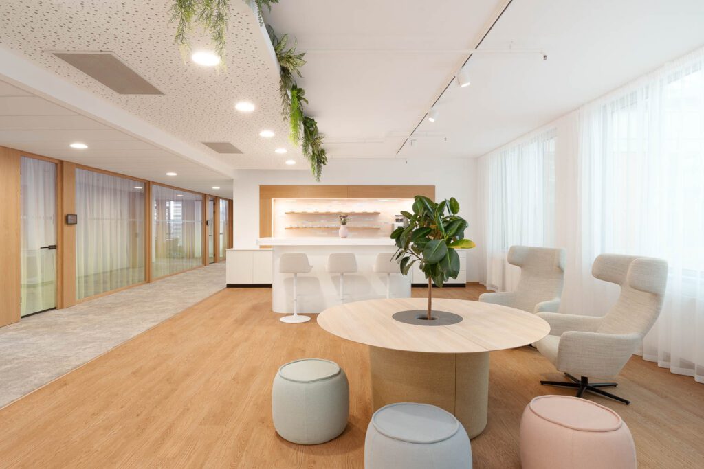 Moderní interiér kanceláří s elegantní světlou kuchyní.