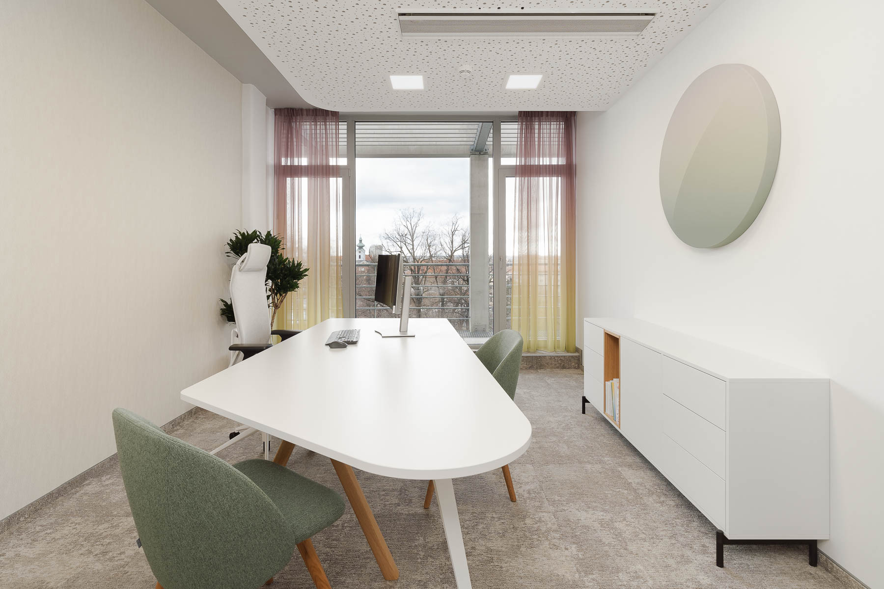 Moderní designová kancelář s bílým stolem.