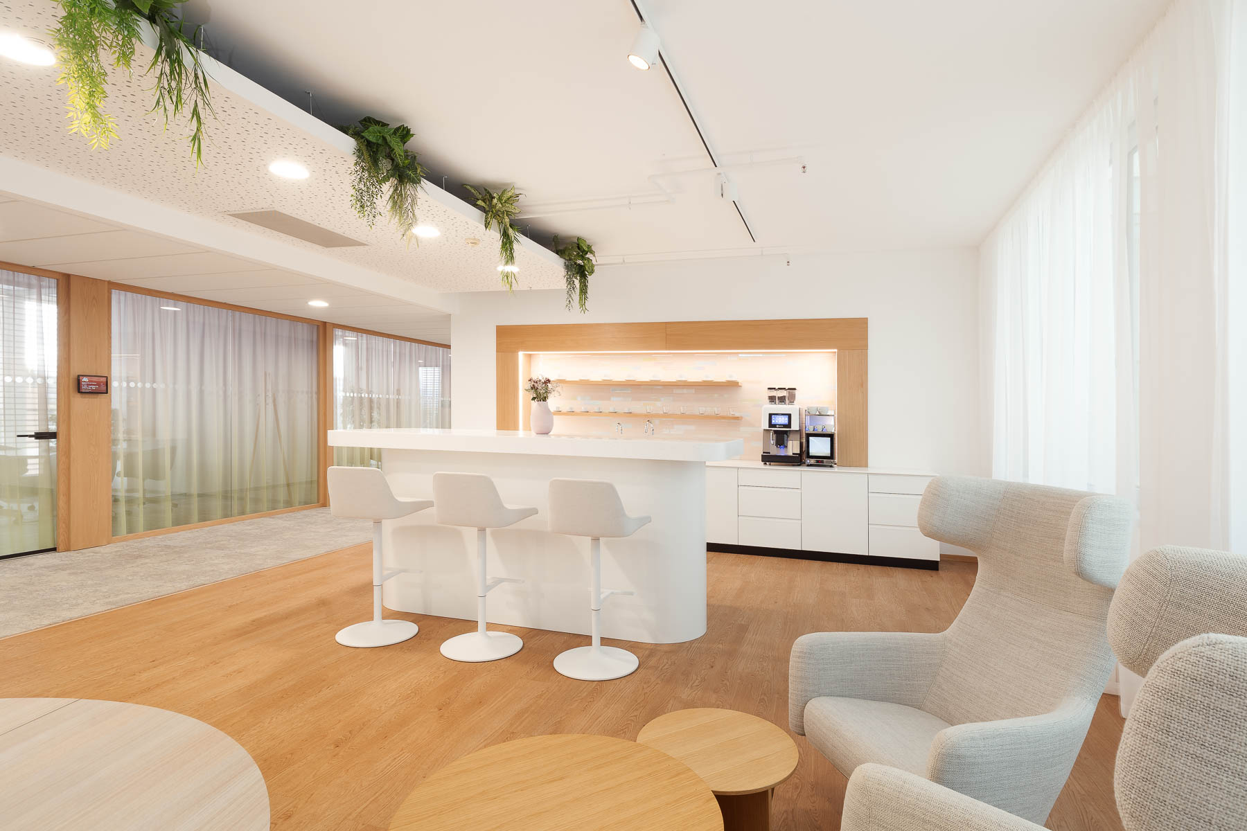 Elegantní designový interiér kuchyně, která navazuje na kancelářské místnosti.
