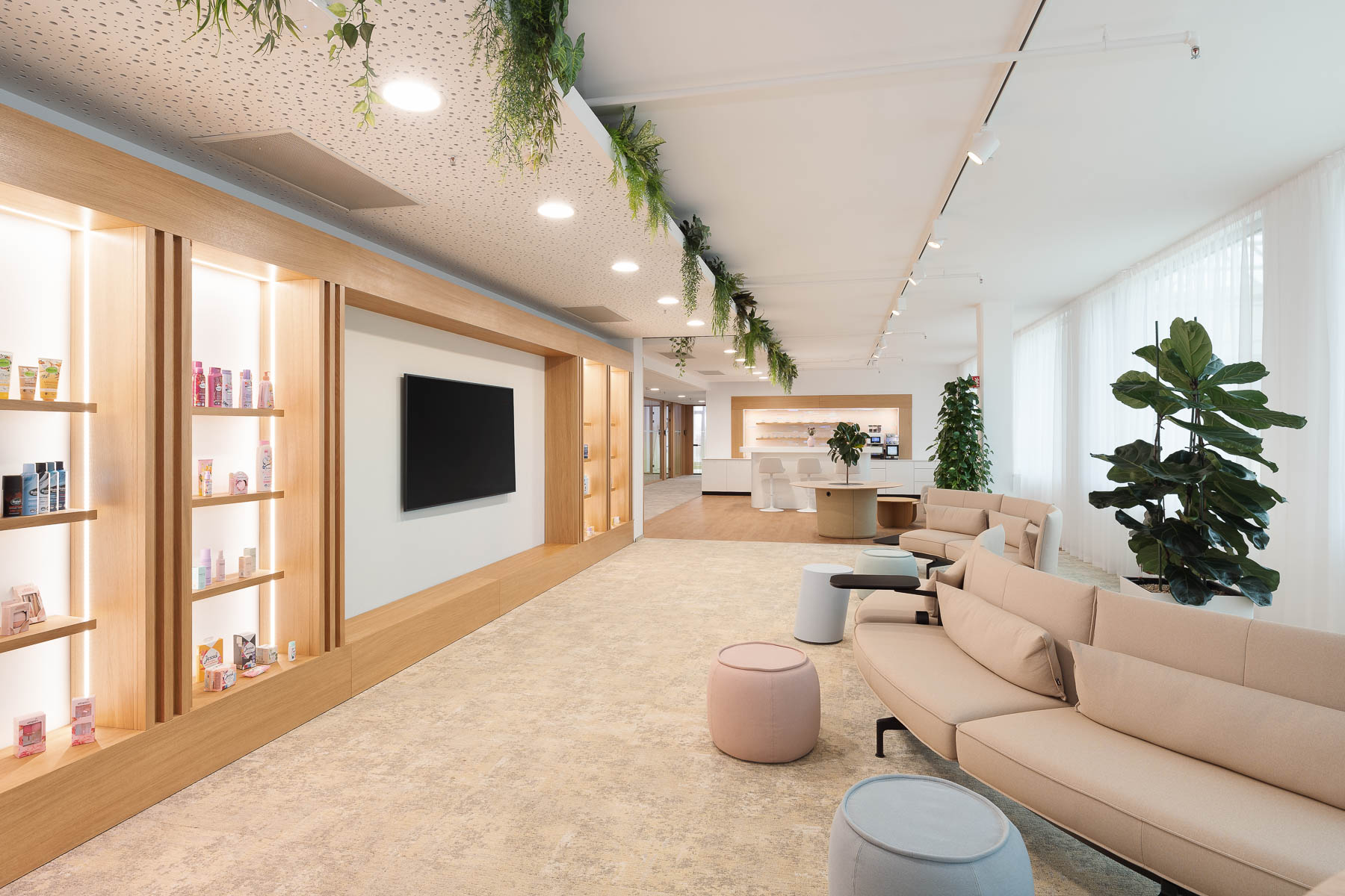 Moderní designový interiér lobby DM drogerie.