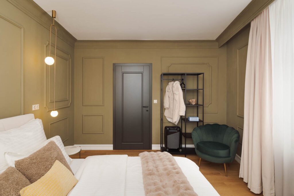 Designový interiér elegantní ložnice.