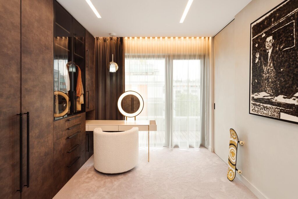 Moderní designová šatna se světlým kobercem.