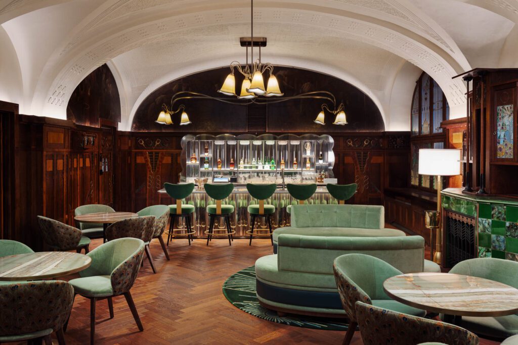 Elegantní interiér baru v retro stylu v hotelu WPrague.